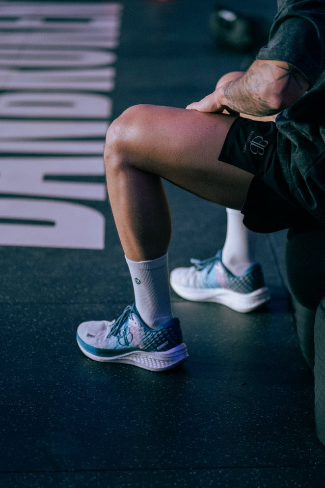 Atleta con zapatillas Banbroken en preventa durante una zancada
