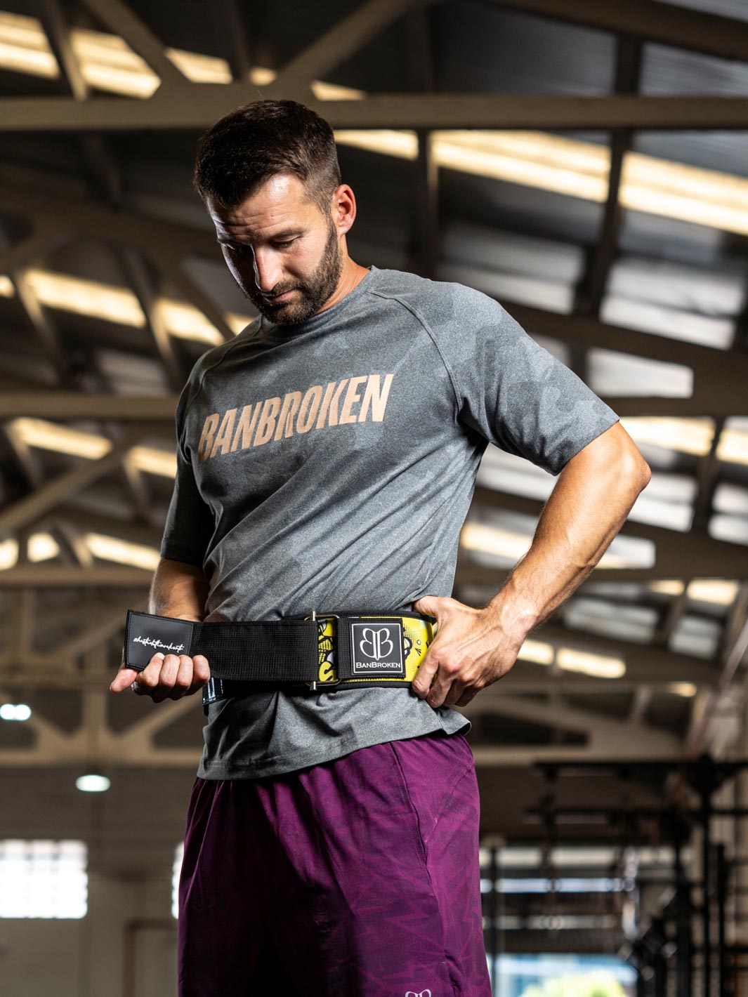 Atleta poniéndose el cinturón de halterofilia premium de Banbroken